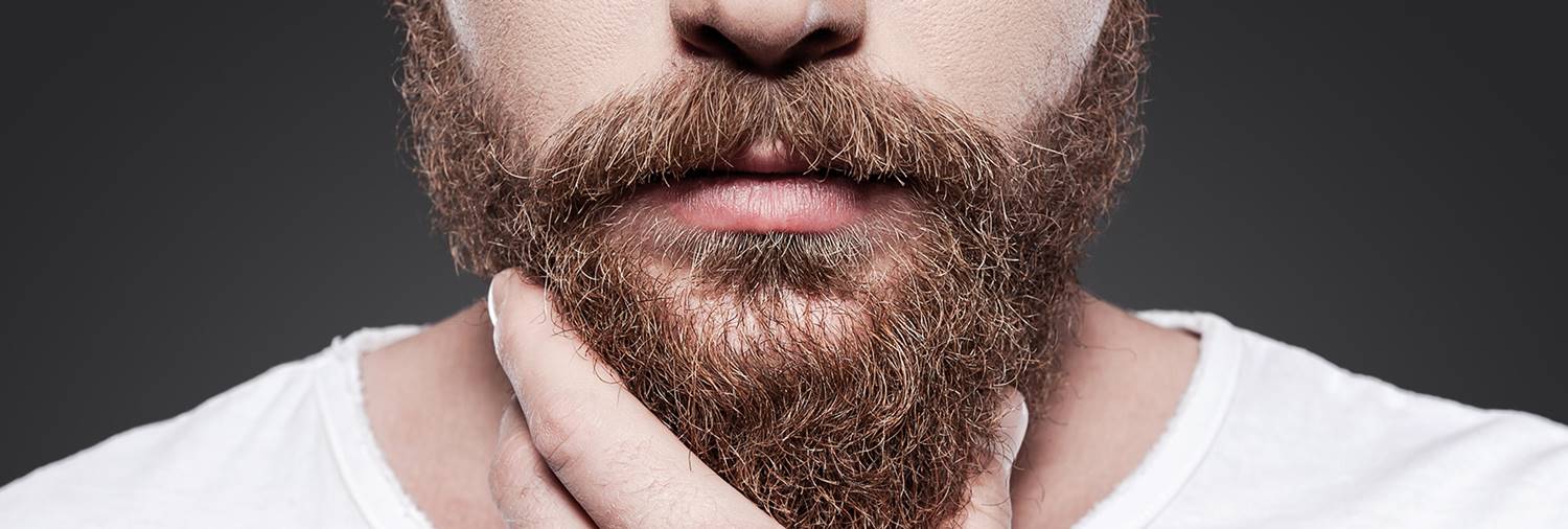 Un hombre que se frota la barba