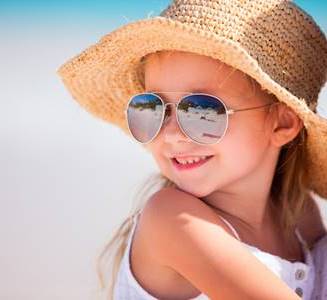 Una niña pequeña con un sombrero al sol