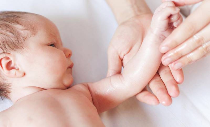 cuidado del bebé con crema hidratante
