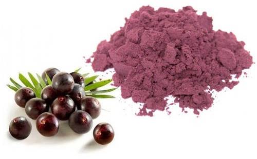 Acai en polvo junto a las bayas