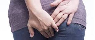Una persona que se rasca las nalgas.